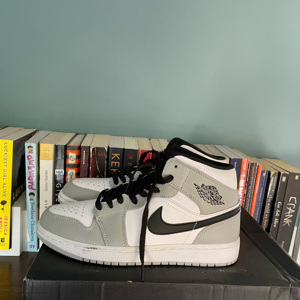 Jordan 1 mid grey smoke w box